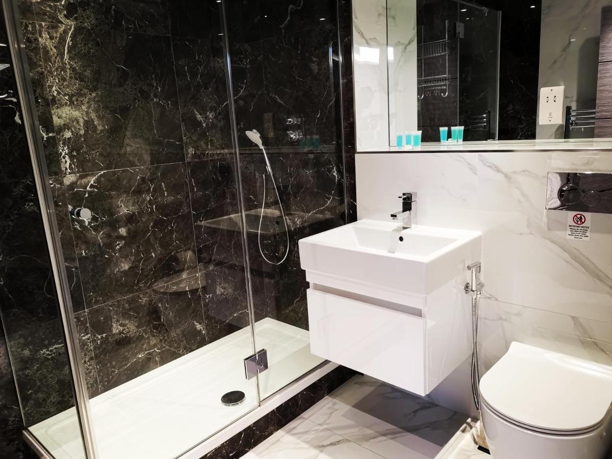 City Prime Apartments London Exteriör bild A modern bathroom