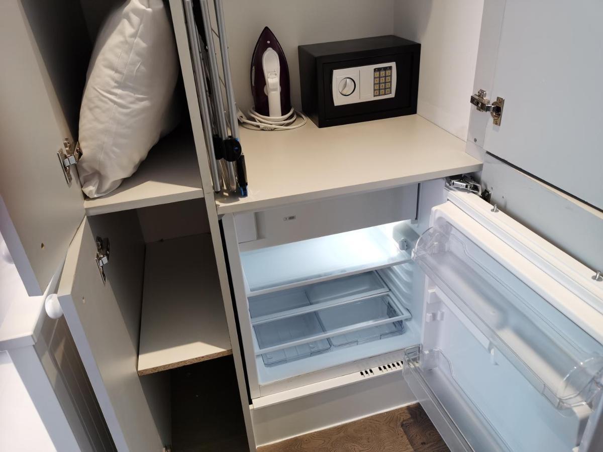 City Prime Apartments London Exteriör bild A mini-refrigerator in a hotel room