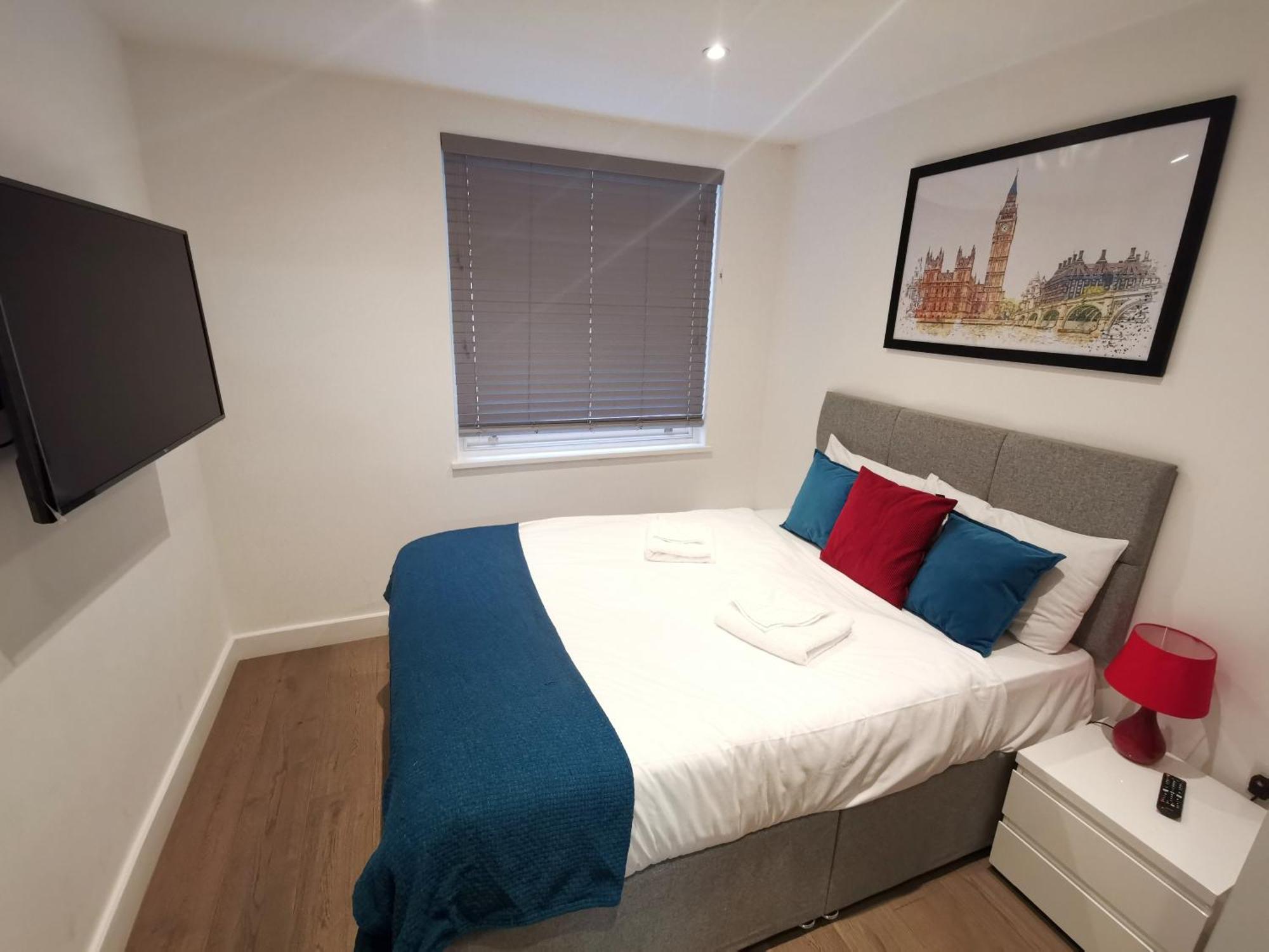 City Prime Apartments London Exteriör bild A bedroom in a serviced apartment in London