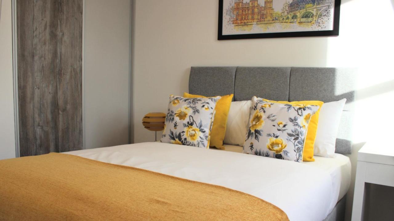 City Prime Apartments London Exteriör bild A bed with cushions