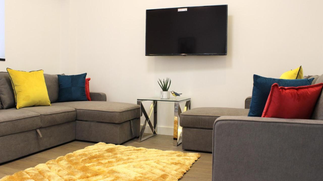 City Prime Apartments London Exteriör bild A living room with a flat screen television