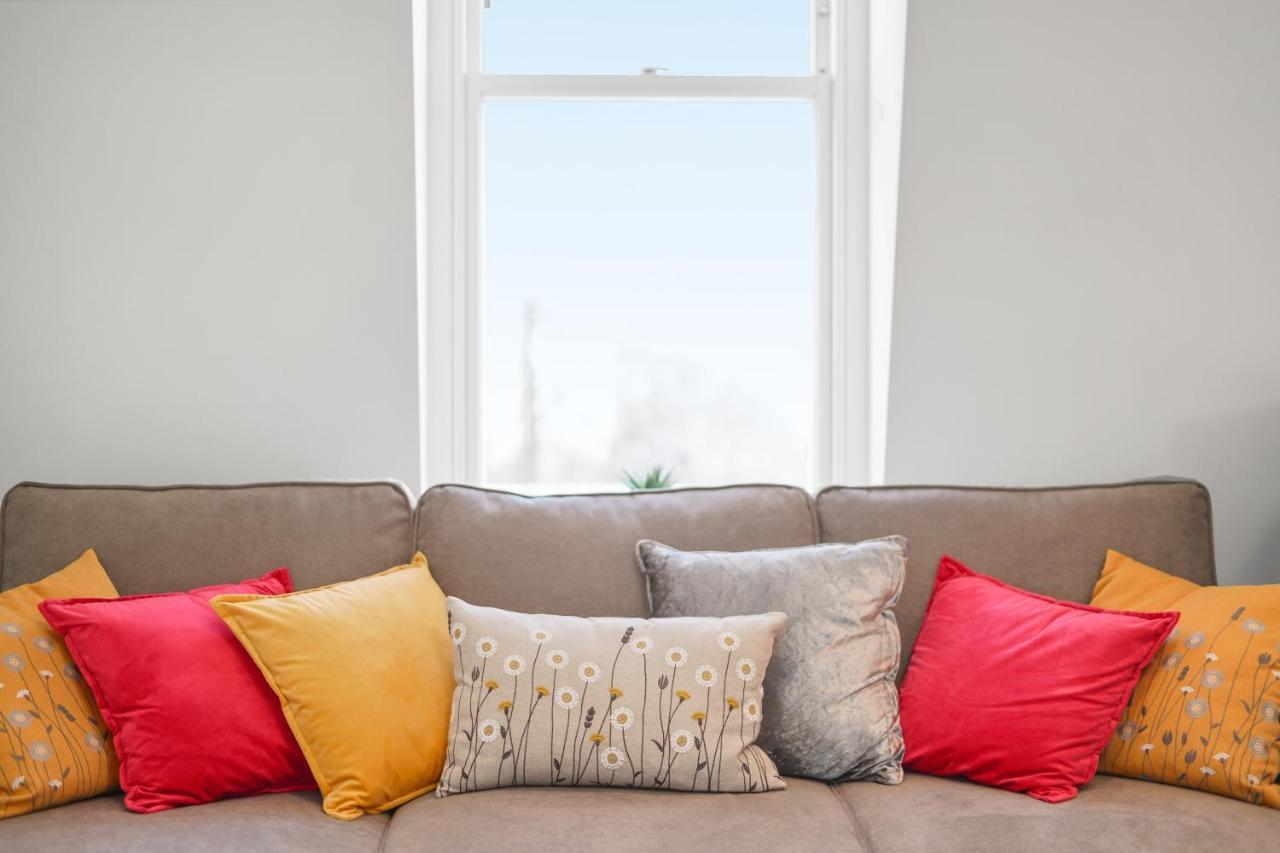 City Prime Apartments London Exteriör bild Cushions on a sofa