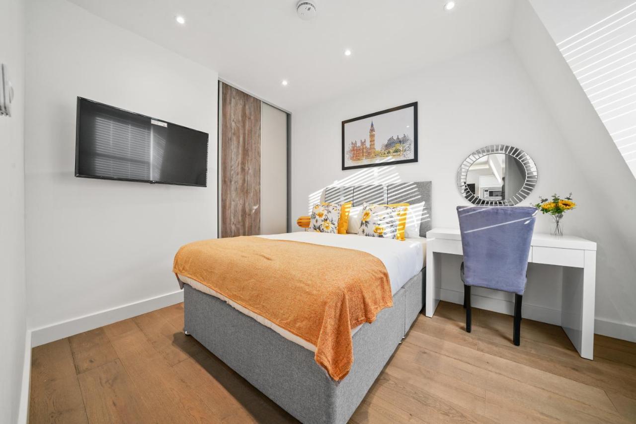 City Prime Apartments London Exteriör bild A bedroom in a serviced apartment in London