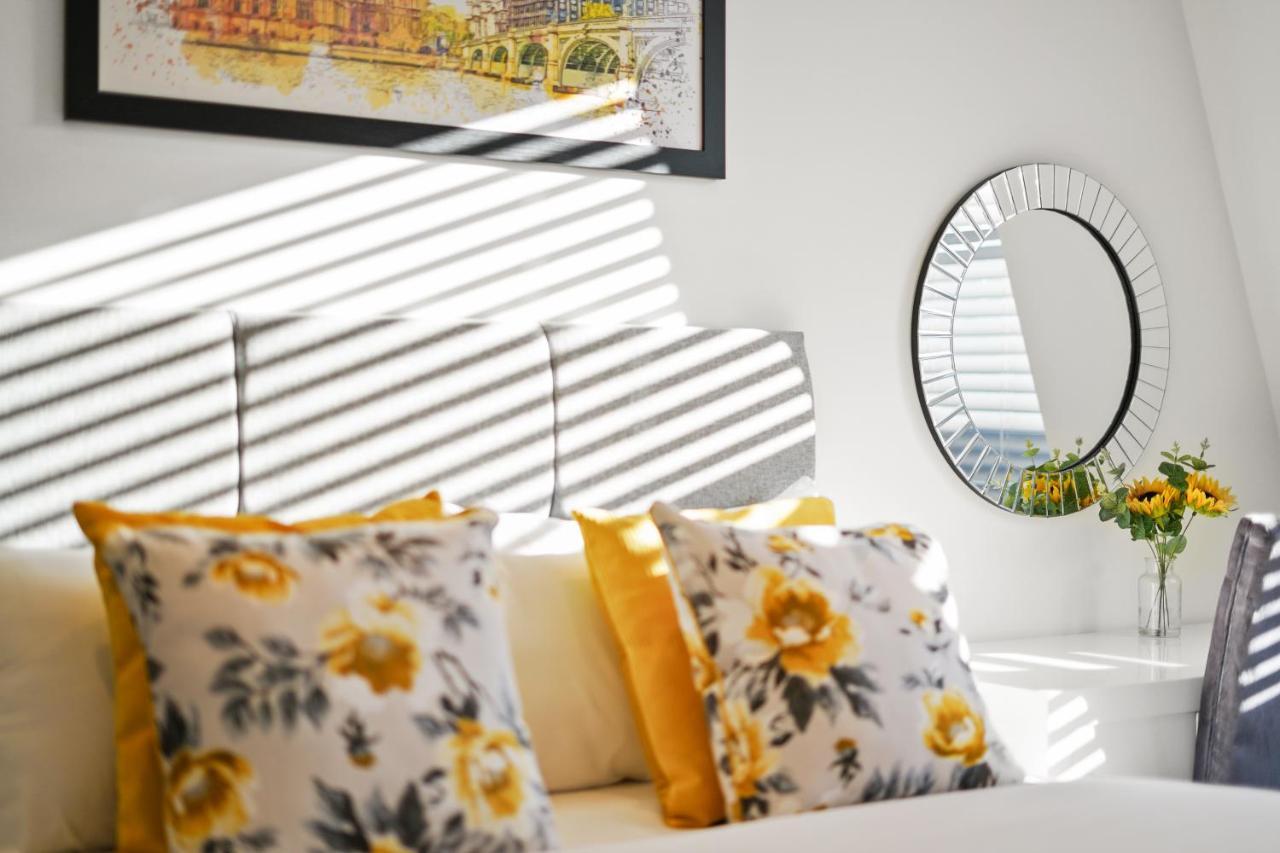 City Prime Apartments London Exteriör bild A living room with a sofa and a mirror