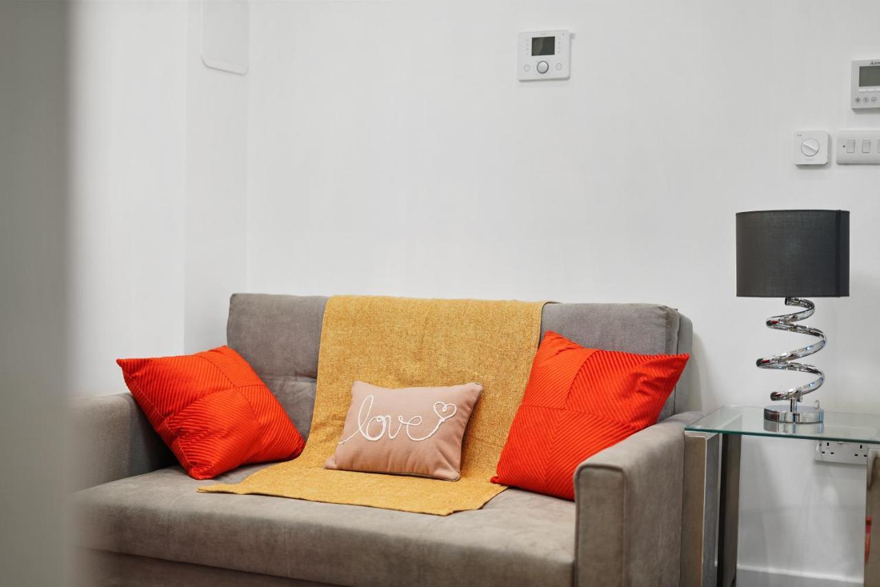 City Prime Apartments London Exteriör bild A sofa